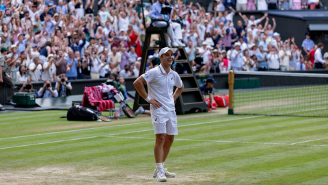 Fery stuns Dimitrov to make Wimbledon QF