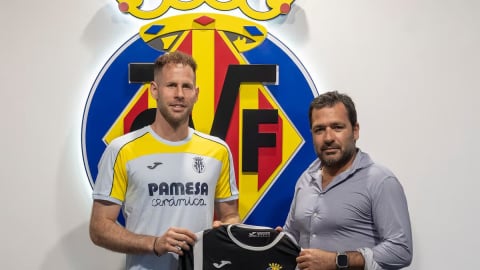 Football: Villarreal sign veteran goalkeeper Gulacsi from Leipzig
