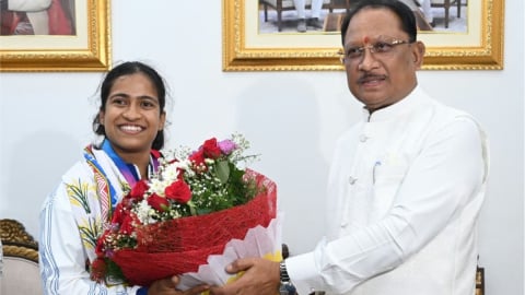 छत्तीसगढ़ : मुख्यमंत्री साय ने ज्ञानेश्वरी यादव को सम्मानित किया, 30 लाख रुपए और डीएसपी पद पर प्रमोश