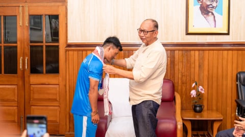 मणिपुर: सीएम खेमचंद सिंह ने कॉमनवेल्थ गेम्स मेडलिस्ट ऋषिकांत सिंह को सम्मानित किया