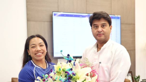 कॉमनवेल्थ गेम्स में लगाई गोल्डन हैट्रिक, वतन लौटने पर ज्योतिरादित्य सिंधिया से मिलीं मीराबाई चानू