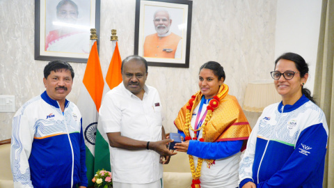 केंद्रीय मंत्री एचडी कुमारस्वामी ने सीडब्ल्यूजी 2026 में ब्रॉन्ज जीतने वालीं शिल्पा शायला को किया सम