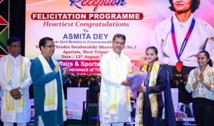 Tripura CM felicitates Commonwealth gold medallist Asmita Dey