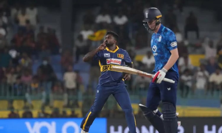 ENG vs SL 1st ODI:  Sachindu Colombage ने डेब्यू में झटके 3 विकेट, इंग्लैंड 265 रन पर हुई ऑलआउट