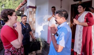 एशियन गेम्स: सिल्वर मेडलिस्ट विदरसा के घर पहुंचीं प्रियंका गांधी, परिवार को बधाई दी