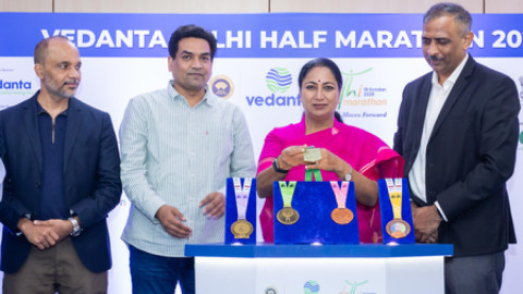 सीएम रेखा गुप्ता ने दिल्ली हाथ मैराथन 2026 के फिनिशर मेडल का किया अनावरण