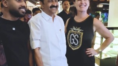 क्रिस्टियानो रोनाल्डो की बहन से मिले केरलम के मुख्यमंत्री वीडी सतीशन, कहा- स्टार फुटबॉलर तक हमार प्यार पहुंचाएंगी 