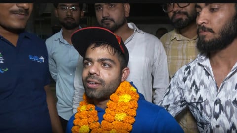 एशियन पैरा गेम्स के पदक विजेताओं का भारत लौटने पर ढोल-नगाड़ों के साथ स्वागत
