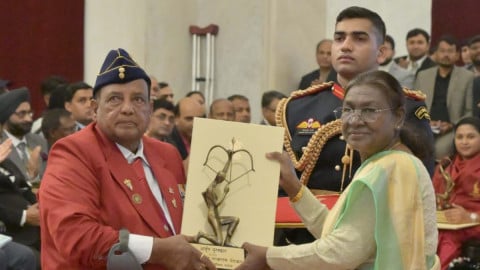 मुरलीकांत पेटकर: पैरालंपिक में भारत को दिलाया पहला गोल्ड मेडल,पाकिस्तान से हुए युद्ध में देश के लिए खाईं 9 गोलियां