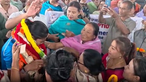 एशियन गेम्स में गोल्ड जीतकर मणिपुर लौटीं सुशीला चानू और बिचू देवी, जोरदार स्वागत