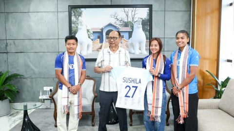 Manipur CM felicitates three hockey gold medallists from state
