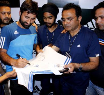 Hd Image for Cricket Parveez Rasool inaugurates sports store in Srinagar in Hindi
