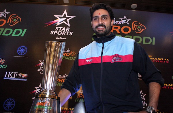 HD Image for cricket Abhishek Bachchan with Pro Kabaddi League trophy in Tamil