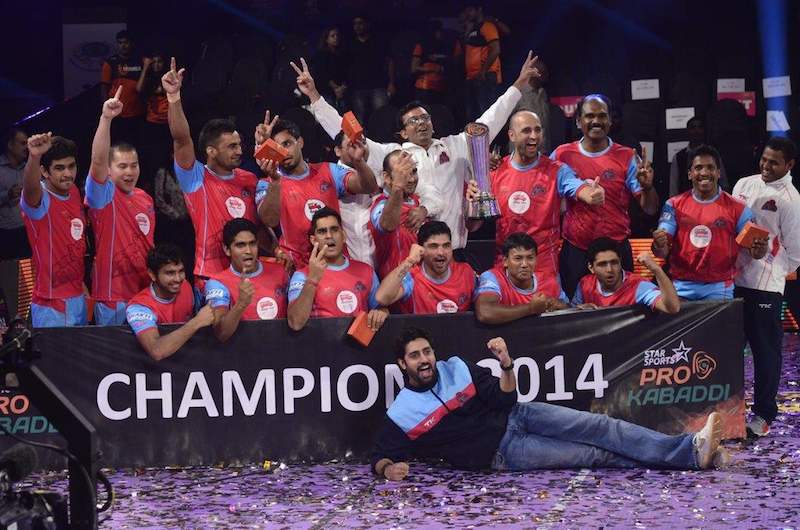 Hd Image for Cricket Abhishek Bachchan with his Champions Team Pink Panthers in Hindi