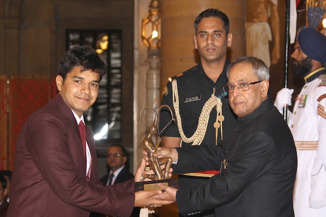 HD Image for cricket Abhishek Verma receiving Arjuna Award in Tamil