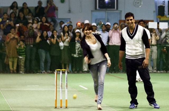 Hd Image for Cricket Akshay Kumar-Anushka Sharma in Hindi