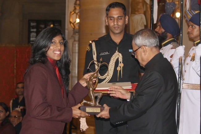 HD Image for cricket Anaka Alankamony receiving Arjuna Award  in Tamil