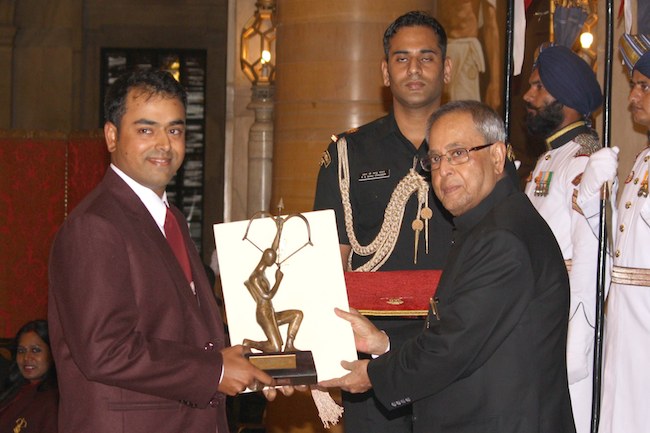 HD Image for cricket Anirban Lahiri receiving Arjuna Award  in Tamil