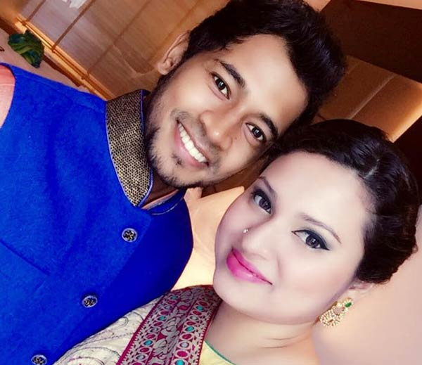 Hd Image for Cricket Bangladeshi cricketer Mushfiqur Rahim with his wife Jannatul Kifayet in Hindi