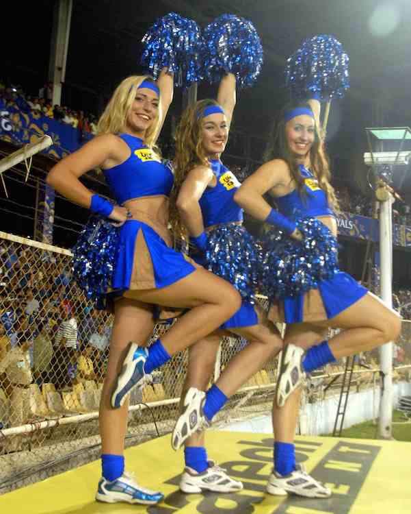 Cheer leaders in Tamil