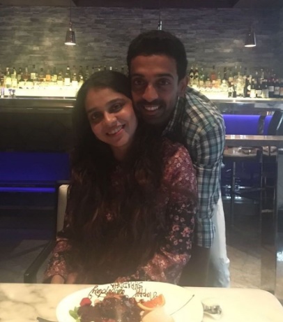 Cricketer Dhawal Kulkarni with his wife Shraddha Kharpude Image