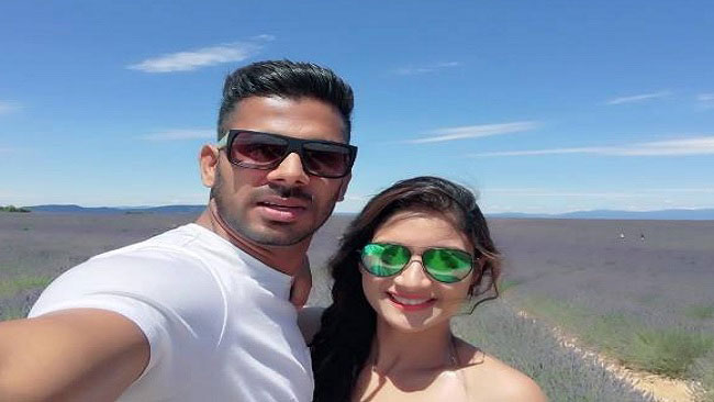 Hd Image for Cricket Cricketer Manoj Tiwary and his wife Sushmita in Hindi