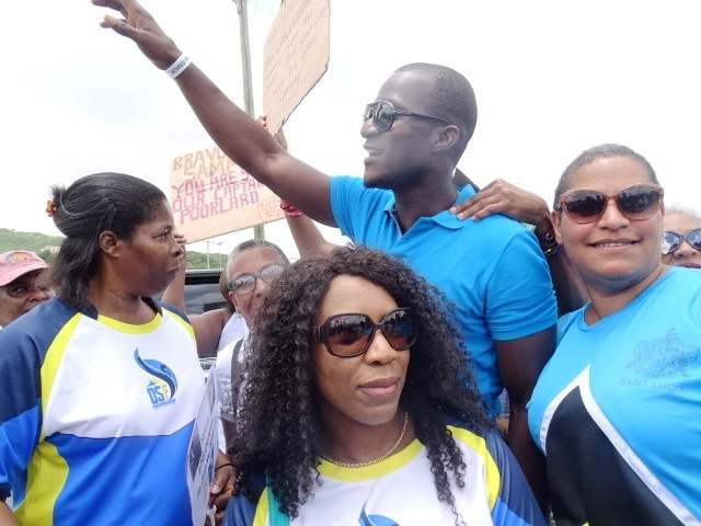 Hd Image for Cricket Darren Sammy With his fans in Hindi