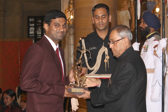 HD Image for cricket Diju Valiyaveetil  receiving Arjuna Award  in Tamil