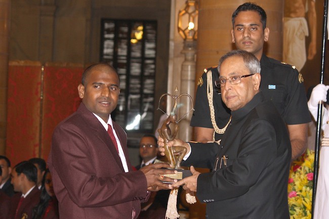 HD Image for cricket H N Girish receiving Arjuna Award  in Tamil