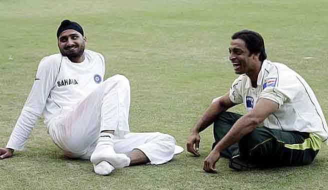 Hd Image for Cricket Harbhajan Singh and Shoaib Akhtar in Hindi