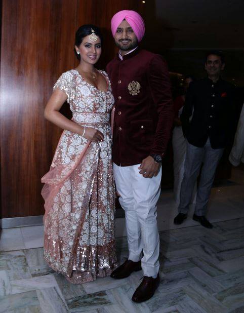 Hd Image for Cricket Harbhajan Singh and wife Geeta in Hindi