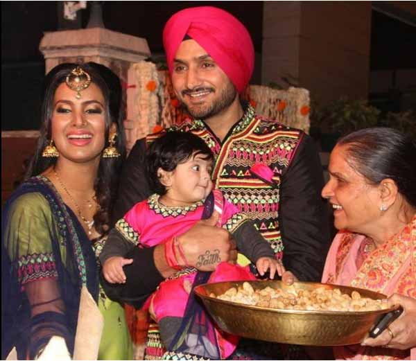 Hd Image for Cricket Harbhajan Singh with his wife Geeta and Daughter in Hindi