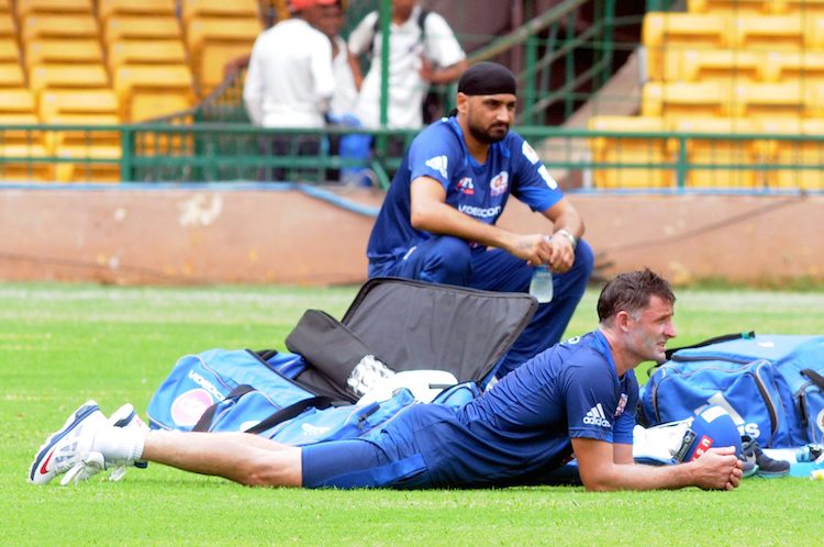 HD Image for cricket Harbhajan Singh and Mike Hussey 