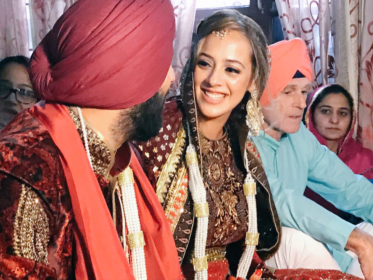 Hd Image for Cricket Hazel Keech and Cricketer Yuvraj Singh in Hindi