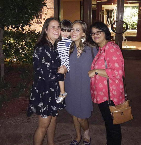 Hd Image for Cricket Hazel Keech with her Mother and Sister Tina in Hindi