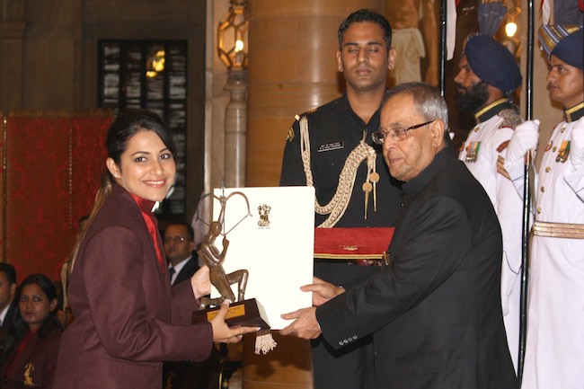 HD Image for cricket Heena Sidhu receiving Arjuna Award  in Tamil