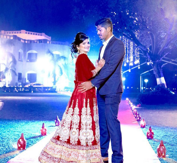 Indian Cricketer Umesh Yadav with his wife Tanya Wadhwa in a romantic mood Image