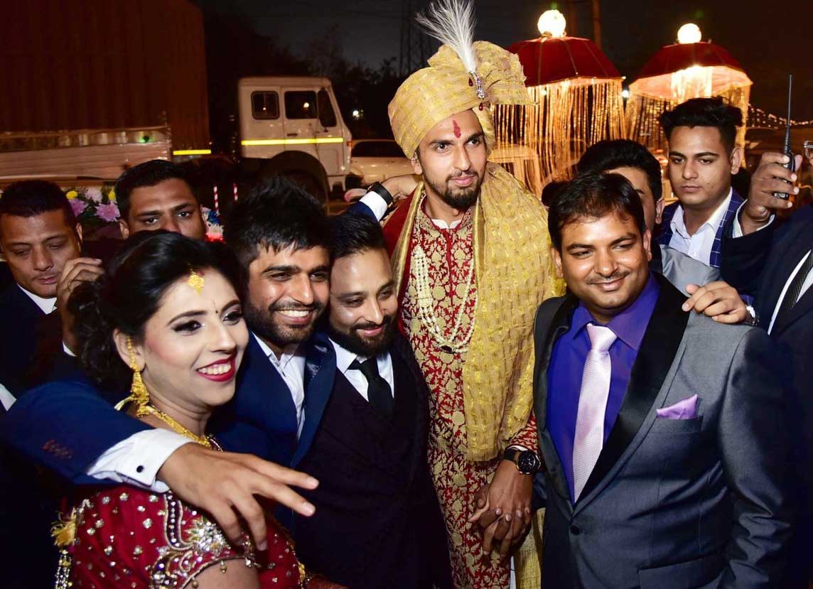 Ishant Poses With Friends Image