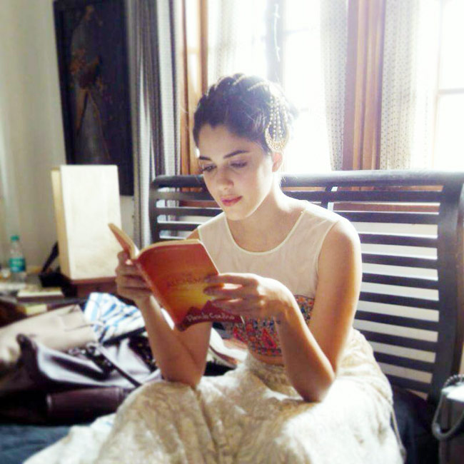 Izabelle Leite reading a Book Image in Tamil