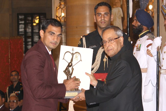 HD Image for cricket Jai Bhagwan receiving Arjuna Award  in Tamil