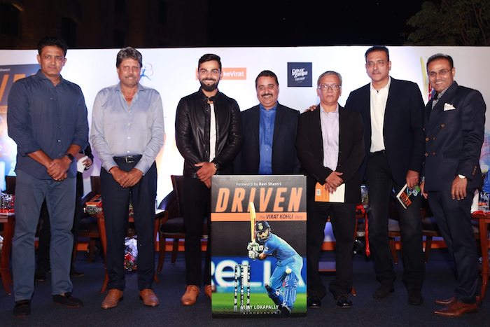 Kohli along with former Indian cricketers and author Vijay Lokapally फोटो