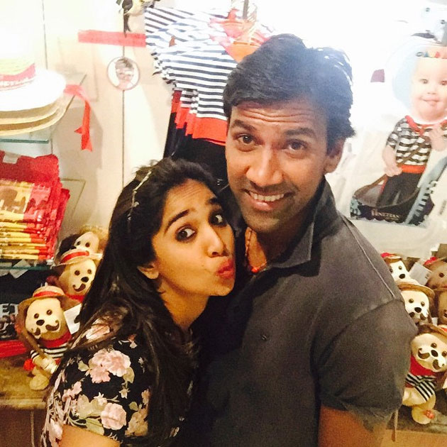 Hd Image for Cricket Lakshmipathy Balaji and Priya Thalur in Romantoc mood in Hindi