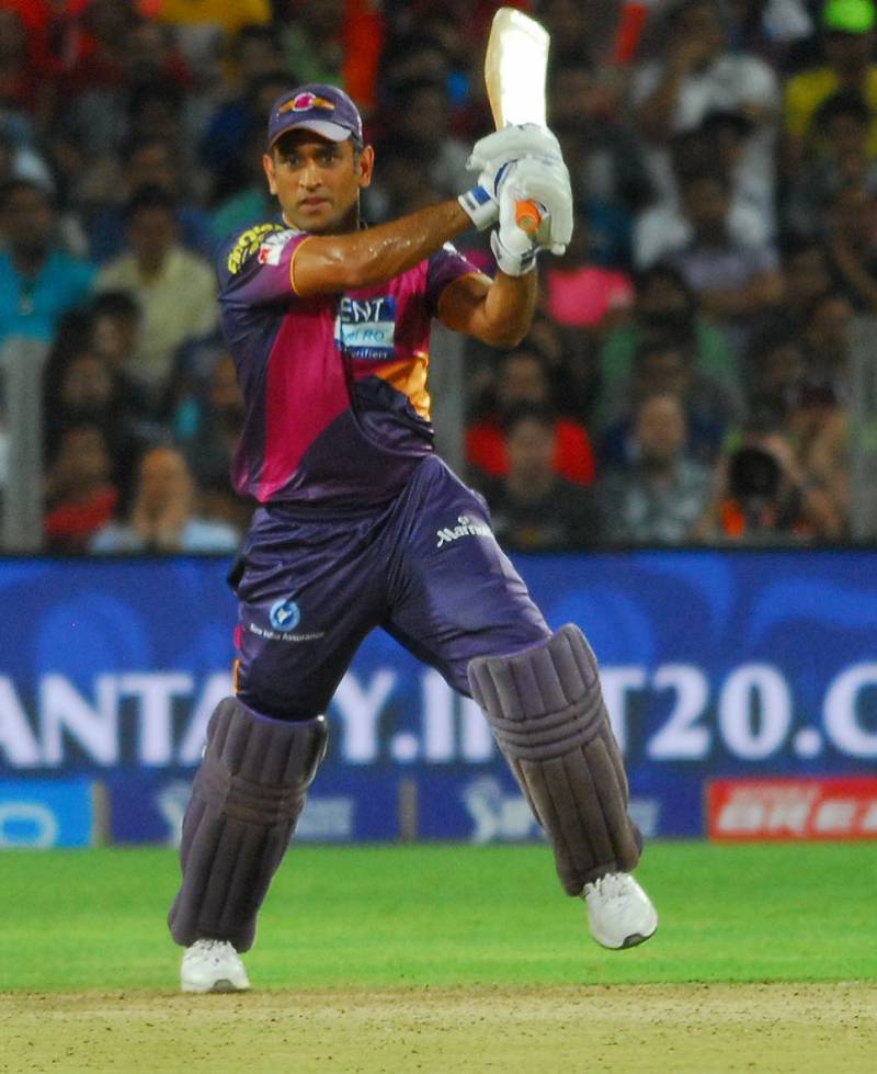 Hd Image for Cricket Rising Pune Supergiants captain MS Dhoni in action in Hindi