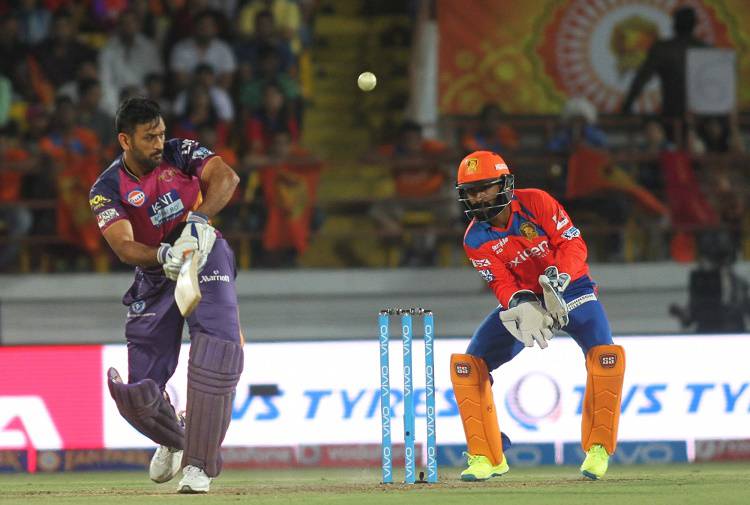  MS Dhoni of Rising Pune Supergiants in action