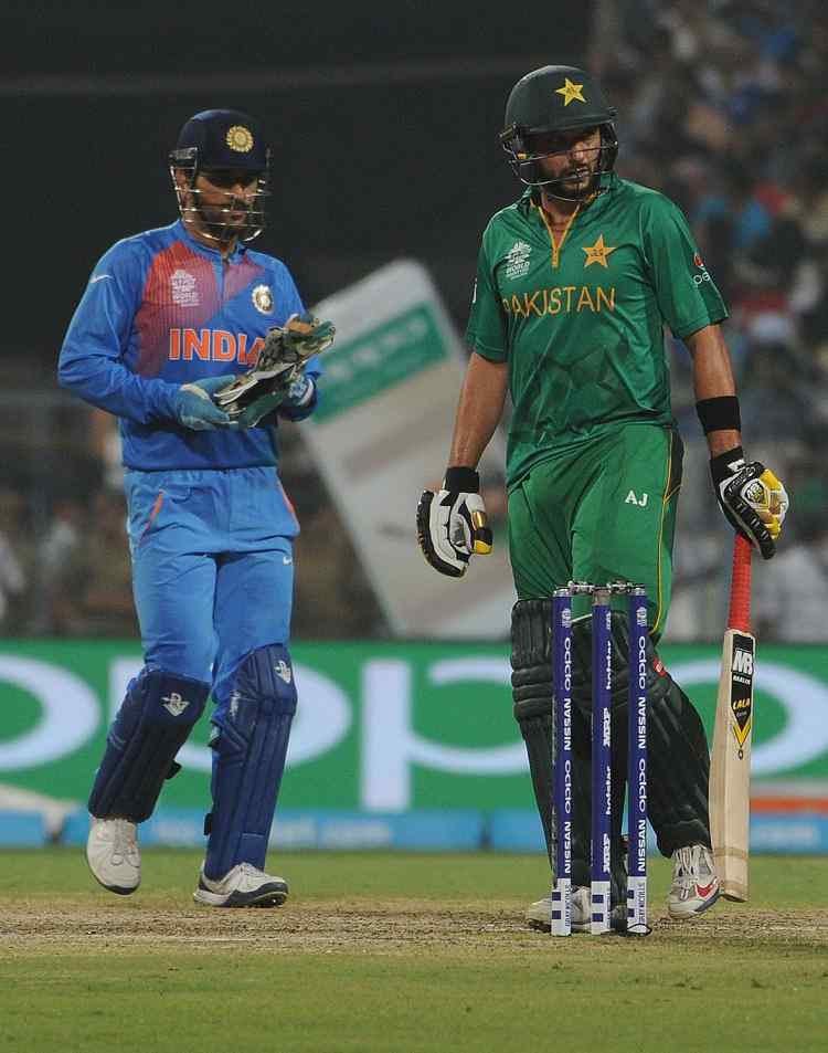 Pakistan Skipper Shahid Afridi and Indian Skipper MS Dhoni