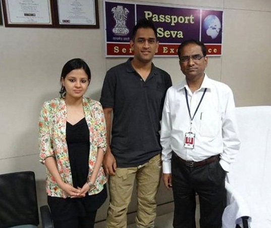 Hd Image for Cricket Mahendra Singh Dhoni and Sakshi in Ranchi Passport Office in Hindi