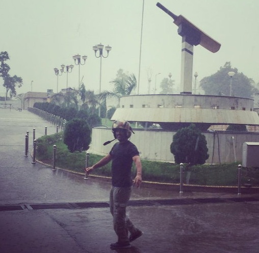 Hd Image for Cricket Mahendra Singh Dhoni enjoying Rain in Hindi