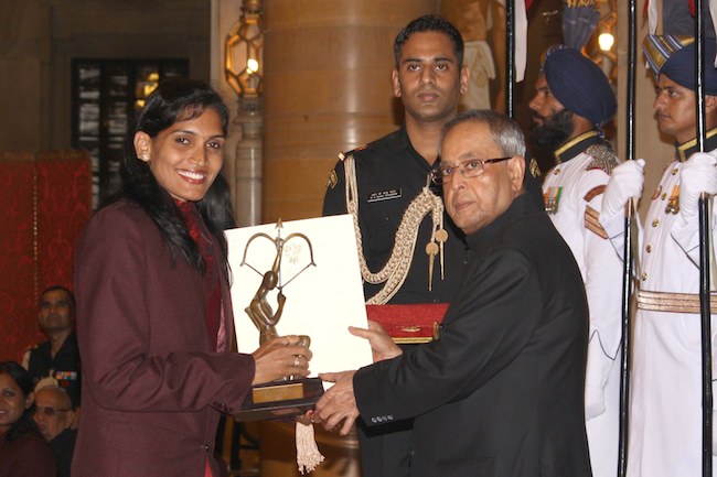 HD Image for cricket Mamtha Poojari receiving Arjuna Award  in Tamil