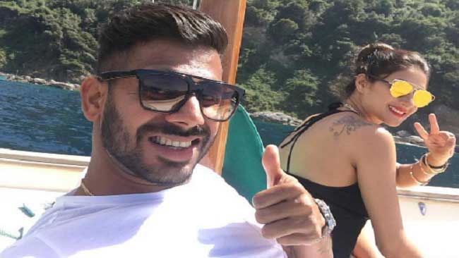 Manoj Tiwary and his hot wife Image