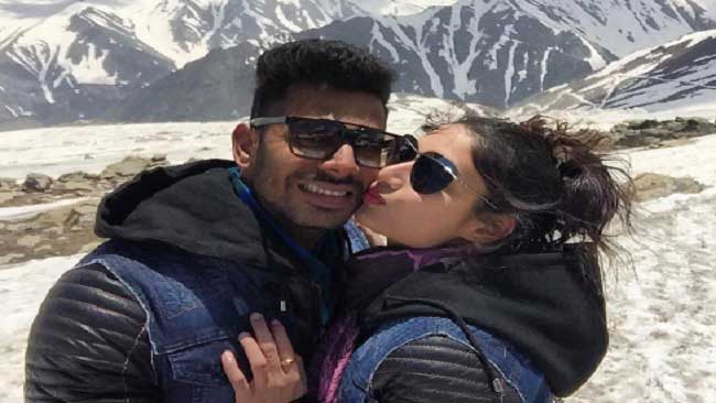 Hd Image for Cricket Manoj Tiwary and his wife in Romantic Mood in Hindi